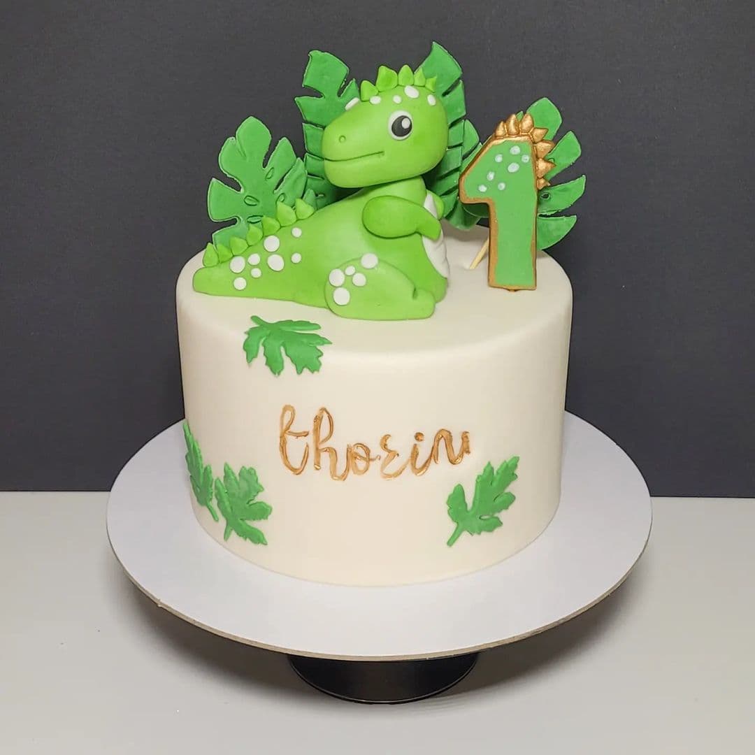 Individuelle Kindertorte mit grünem Dinosaurier-Motiv